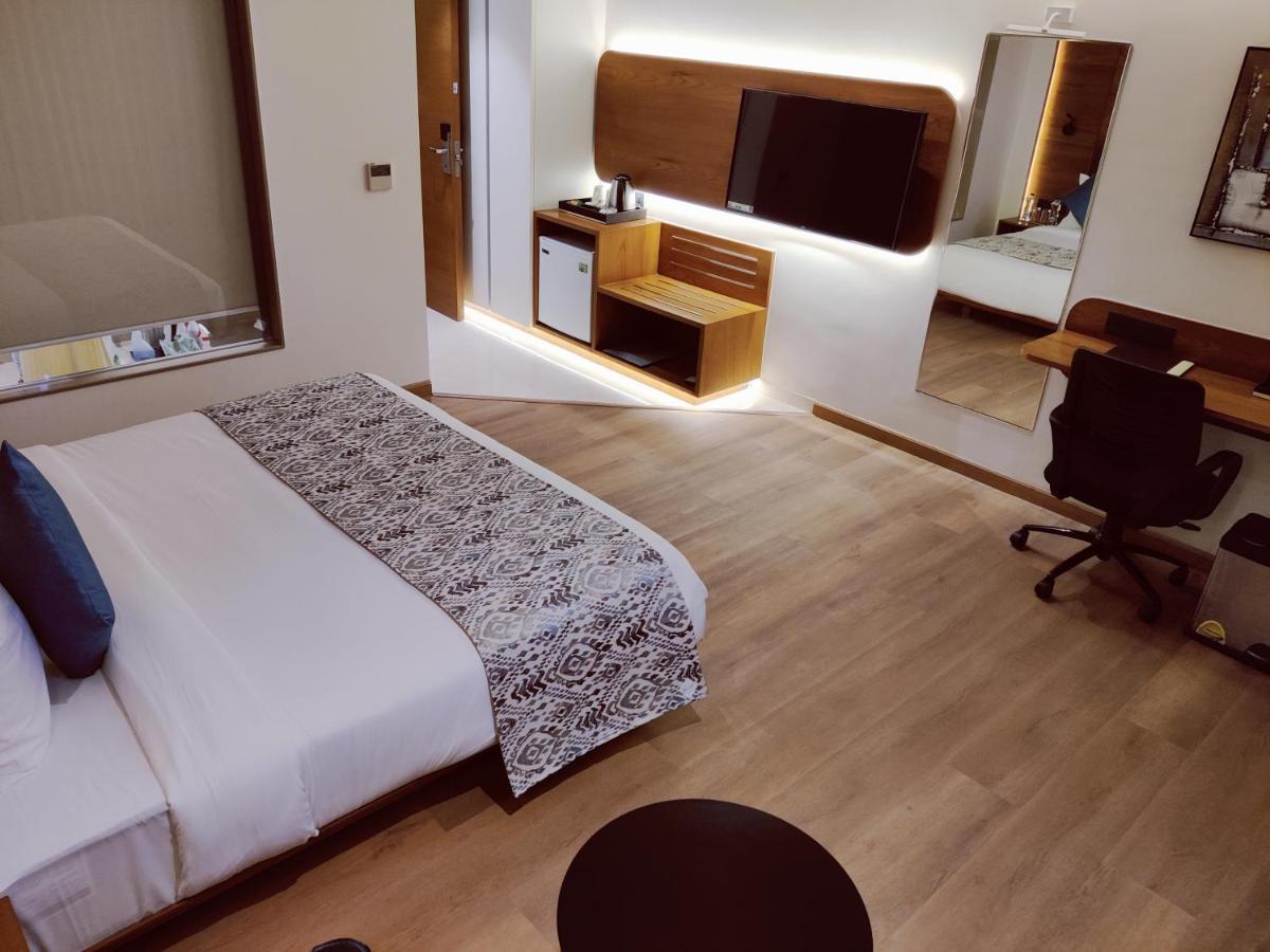 Hotel The Fern Residency, Jāmnagar Zewnętrze zdjęcie
